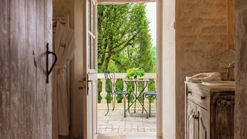 Articles de toilette écologiques, sèche-cheveux, peignoirs, chaussons