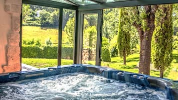 Indoor spa tub