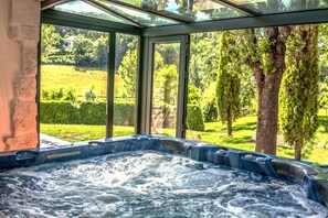 Indoor spa tub - Domaine de Saint-Géry (Lendou-en-Quercy)