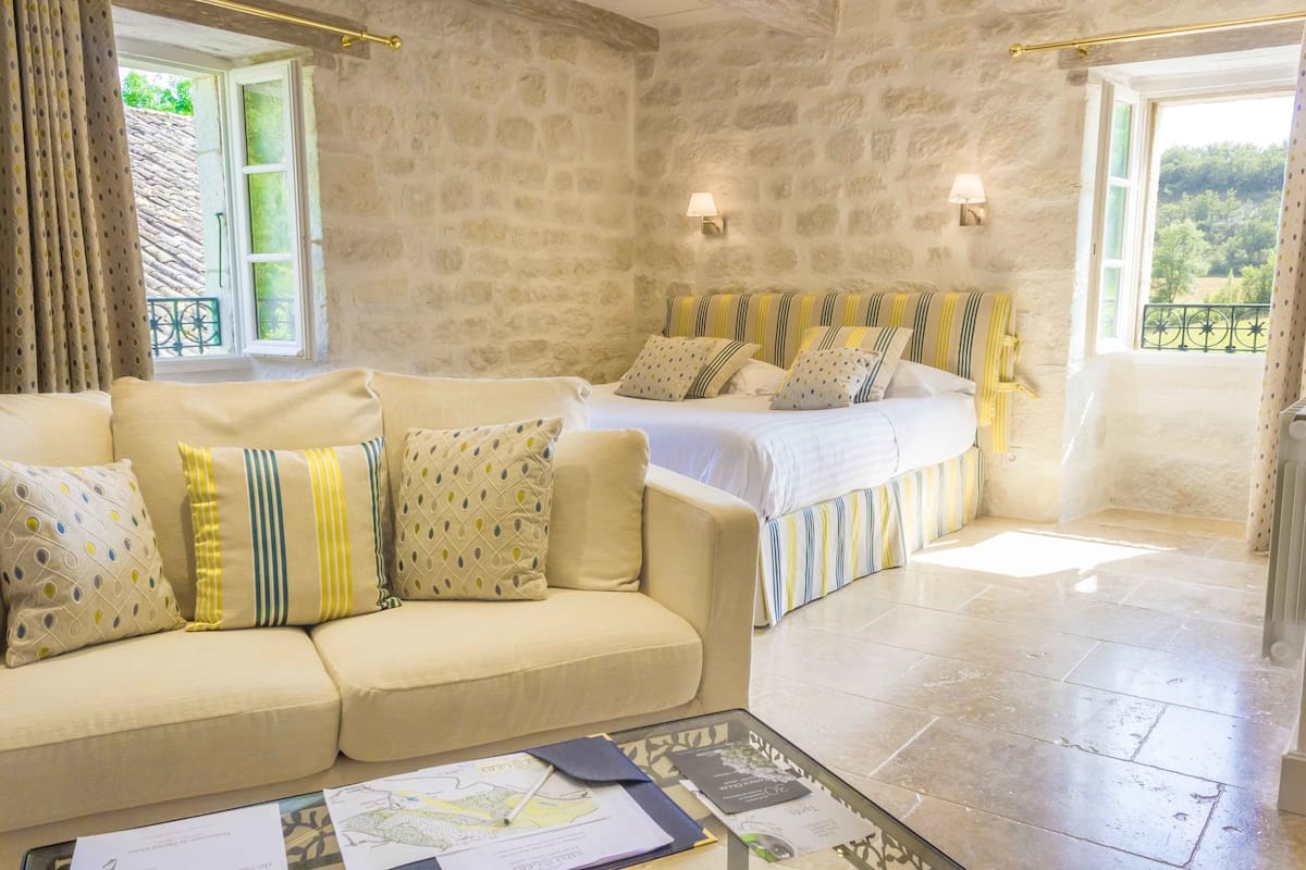 1 bedroom, Egyptian cotton sheets, premium bedding, down duvets