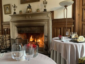 S'hi serveixen esmorzars, dinars, sopars i plats de cuina francesa