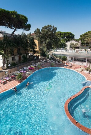 Piscine extérieure (ouverte en saison), chaises longues