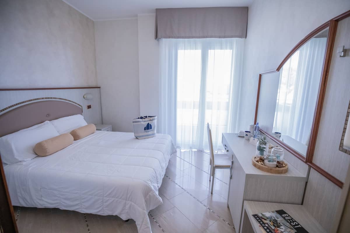 Habitación doble superior, baño privado | Minibar, caja fuerte, escritorio y wifi gratis