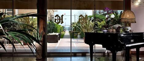 Pintu masuk interior