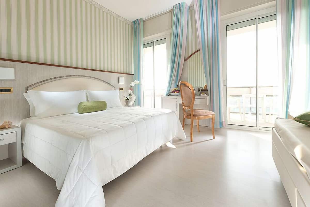 Habitación cuádruple superior, balcón | Minibar, caja fuerte, escritorio y wifi gratis