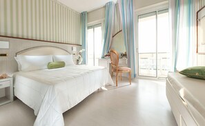 Superior vierpersoonskamer, balkon | Een minibar, een kluis op de kamer, een bureau, gratis wifi