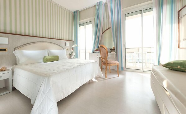 Chambre Quadruple Supérieure, balcon | Minibar, coffres-forts dans les chambres, bureau, Wi-Fi gratuit