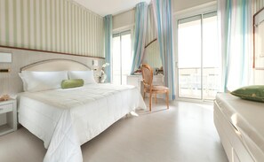 Minibar, in-room safe, desk, free WiFi - Hotel Gambrinus Tower Resort (Bellaria-Igea Marina)