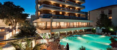 Piscine extérieure en saison, chaises longues