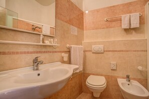 Shower, free toiletries, hair dryer, bidet - Hotel Gambrinus Tower Resort (Bellaria-Igea Marina)
