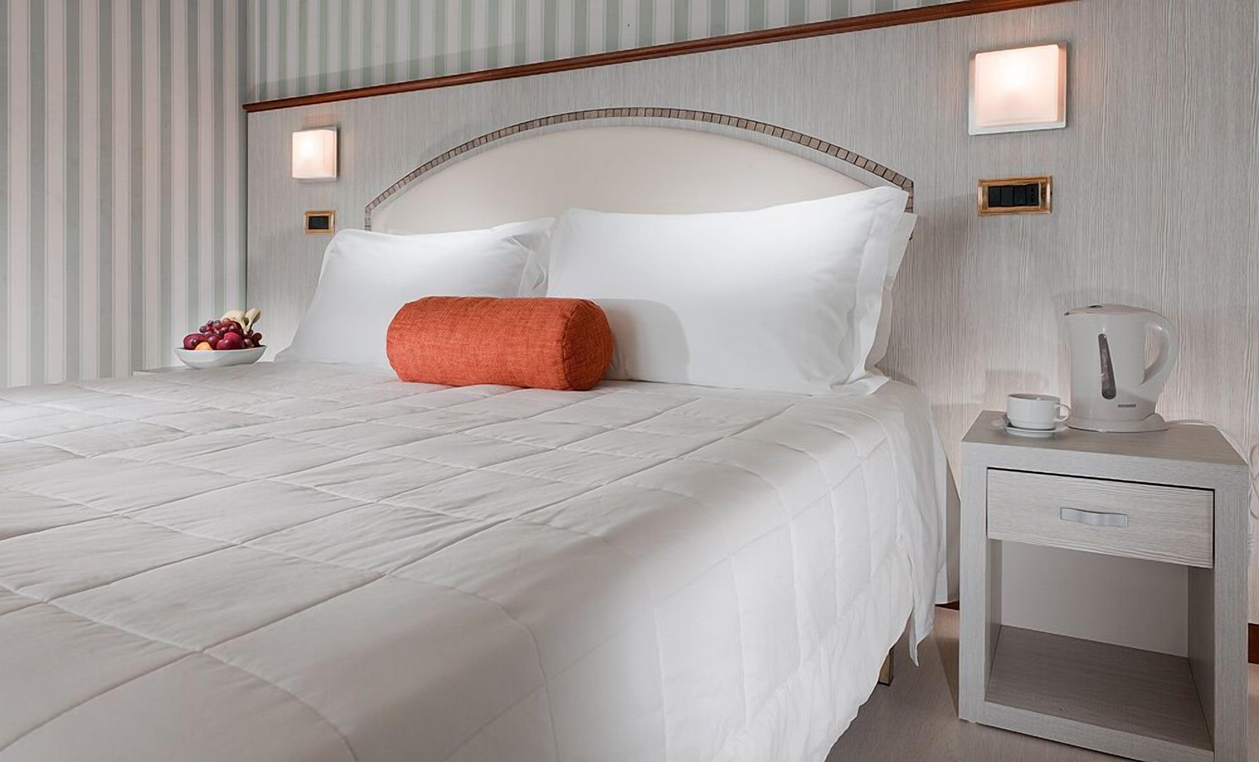 Minibar, in-room safe, desk, free WiFi