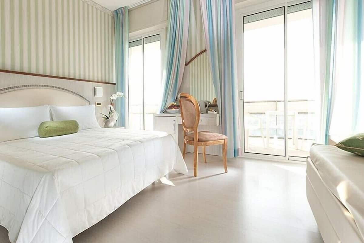 Habitación triple superior, balcón | Minibar, caja fuerte, escritorio y wifi gratis