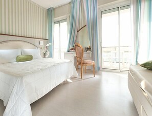 Minibar, in-room safe, desk, free WiFi - Hotel Gambrinus Tower Resort (Bellaria-Igea Marina)