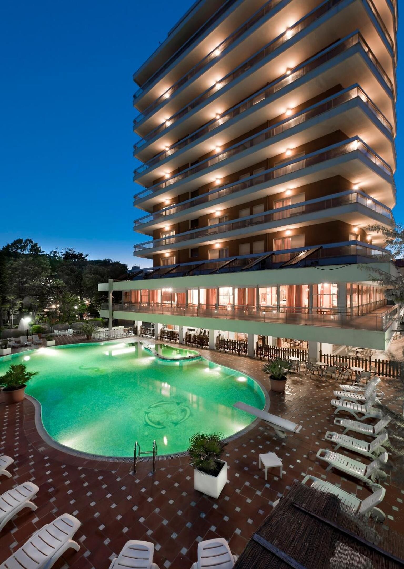 Seasonal outdoor pool, open 9:00 AM to 7:00 PM, pool loungers