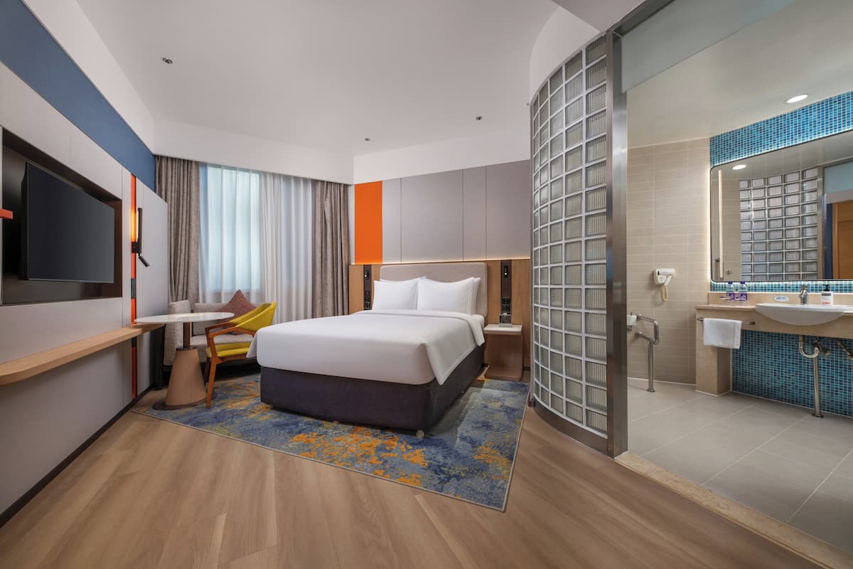 Chambre Standard, 1 grand lit, accessible aux personnes à mobilité réduite | Coffres-forts dans les chambres, bureau, rideaux occultants