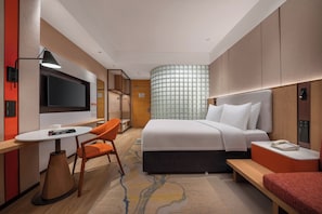 Kamar Standar, 1 Tempat Tidur Queen (Extra Floor Space) | Brankas, meja kerja, tirai kedap cahaya, dan kedap suara
