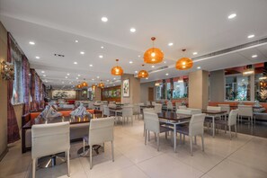 Daily buffet breakfast (CNY 58 per person)