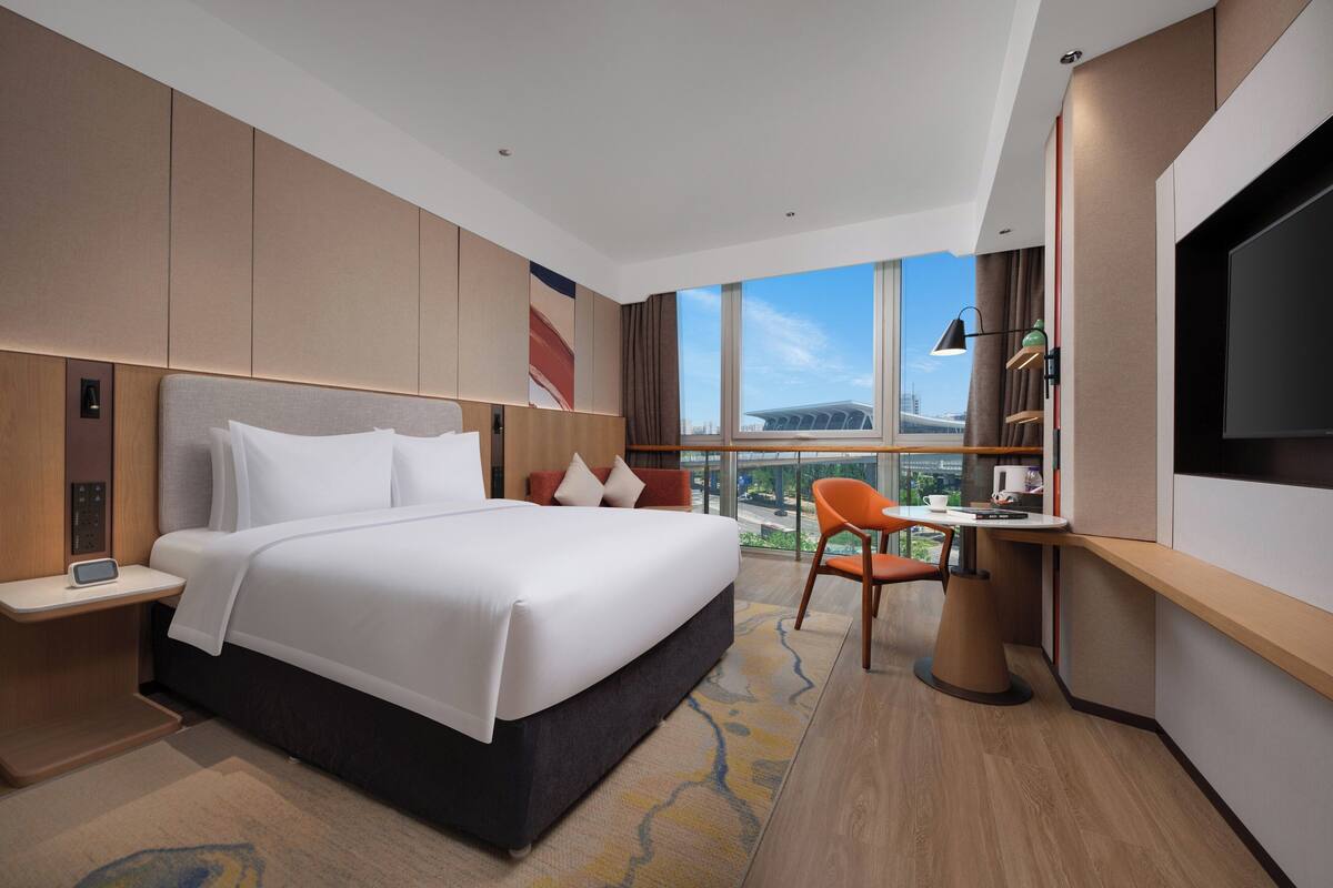 ห้องสแตนดาร์ด, เตียงควีนไซส์ 1 เตียง (Extra Floor Space) | ตู้นิรภัยในห้องพัก, โต๊ะทำงาน, ผ้าม่านกันแสง, ห้องเก็บเสียง