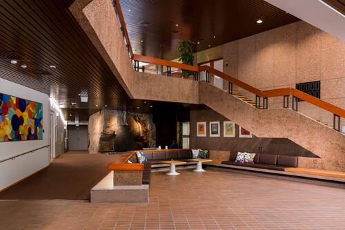 Lobby lounge