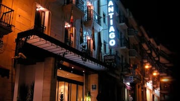 Fachada de la propiedad por la tarde o noche