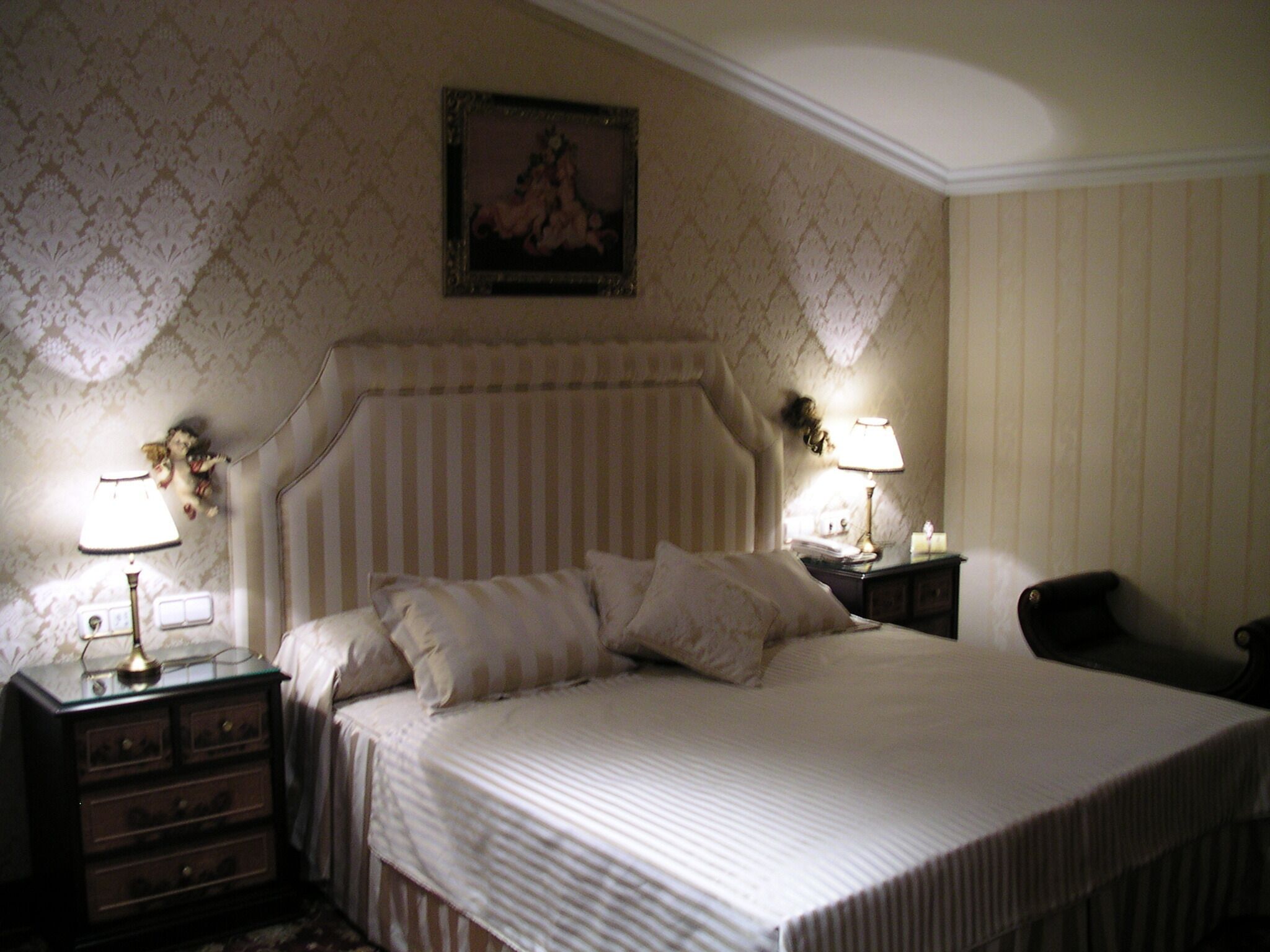 Junior Room | Minibar, in-room safe, desk, blackout drapes