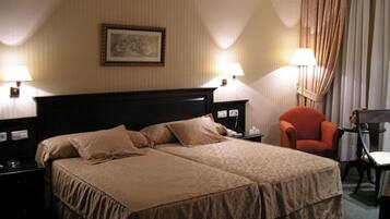 Een minibar, een kluis op de kamer, een bureau, verduisterende gordijnen