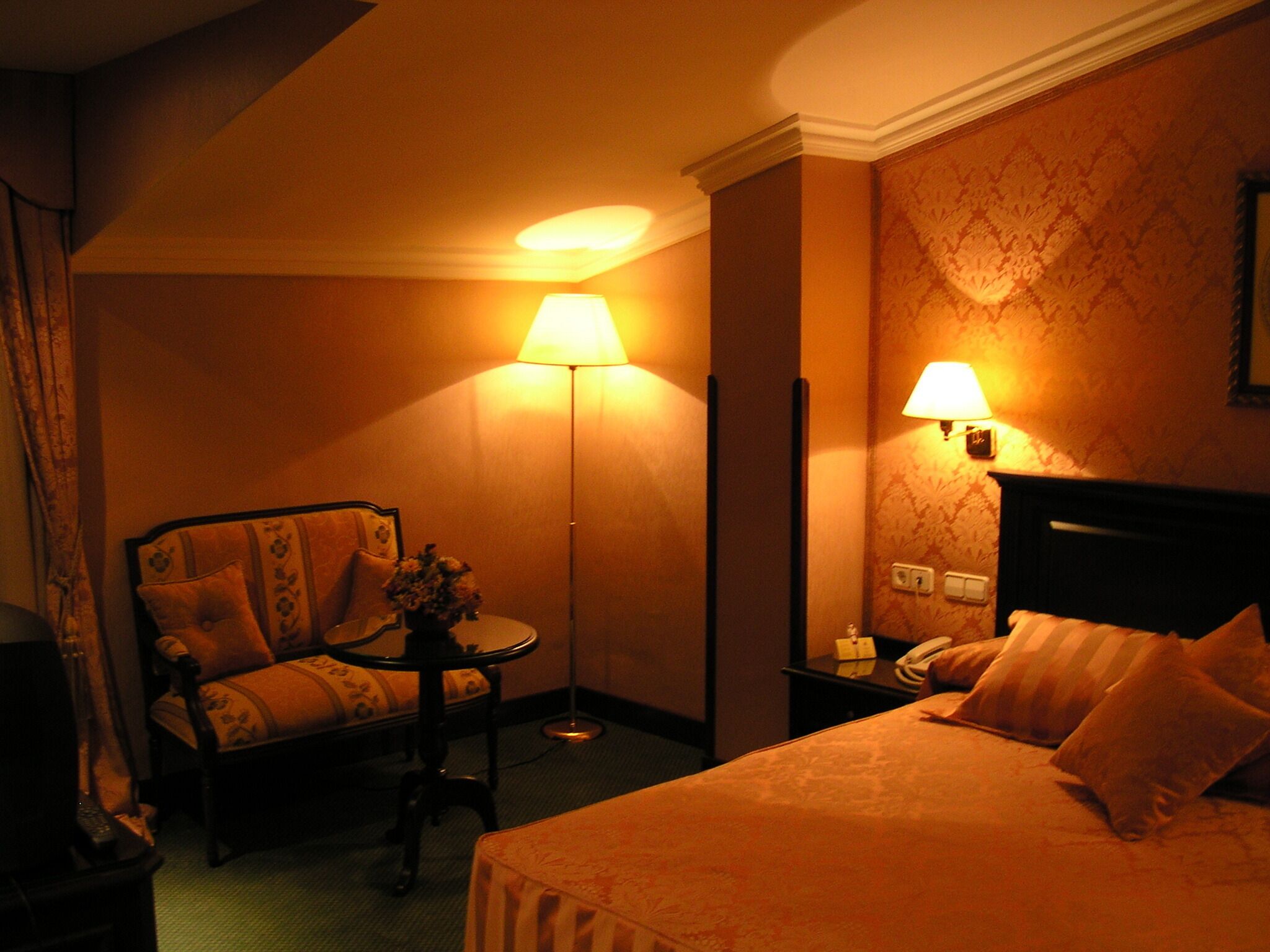 Grand Room | Minibar, in-room safe, desk, blackout drapes