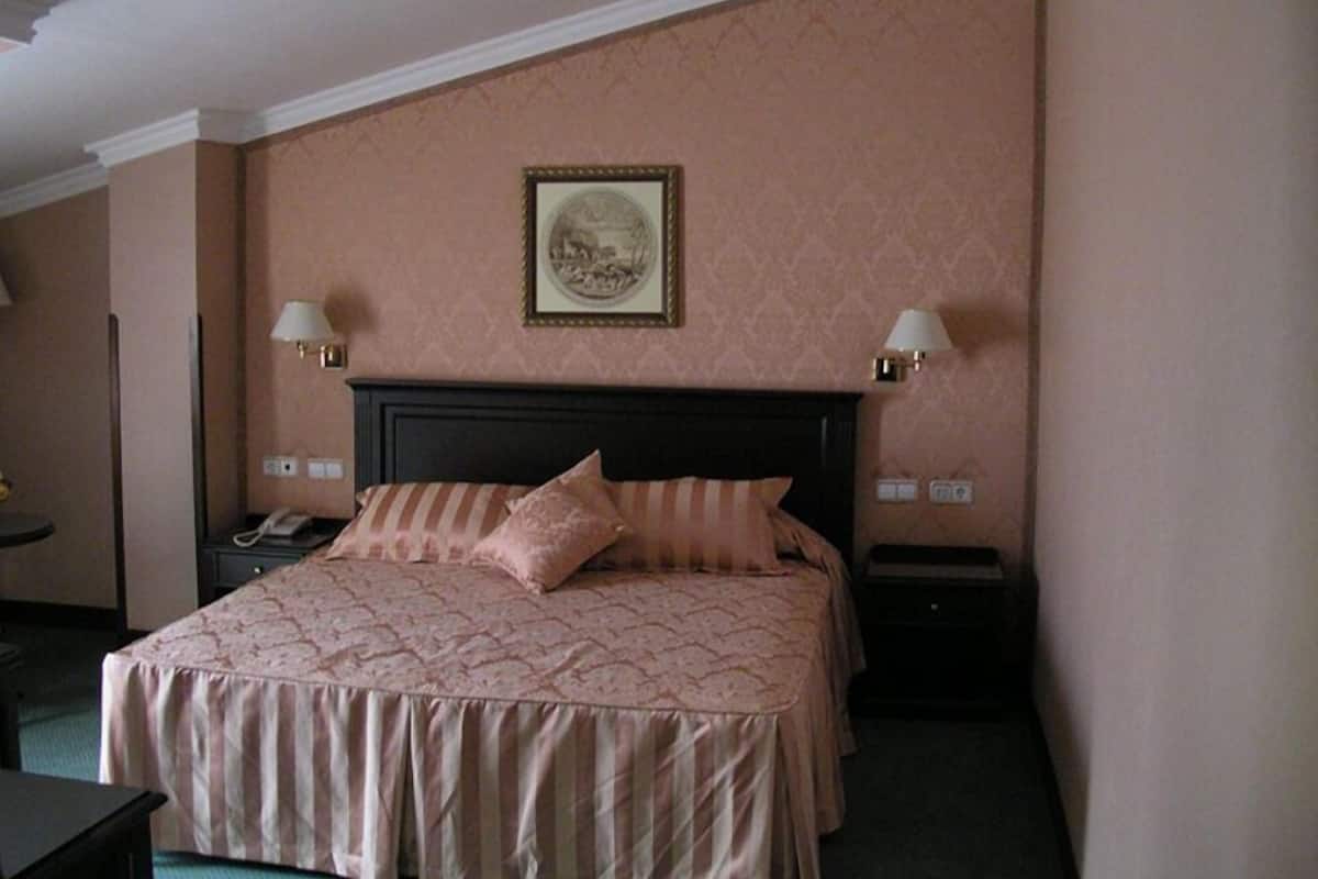 Frigobar, cofres nos quartos, escrivaninha, cortinas blackout