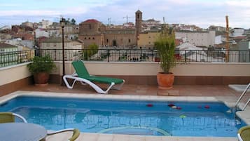 Una piscina al aire libre de temporada