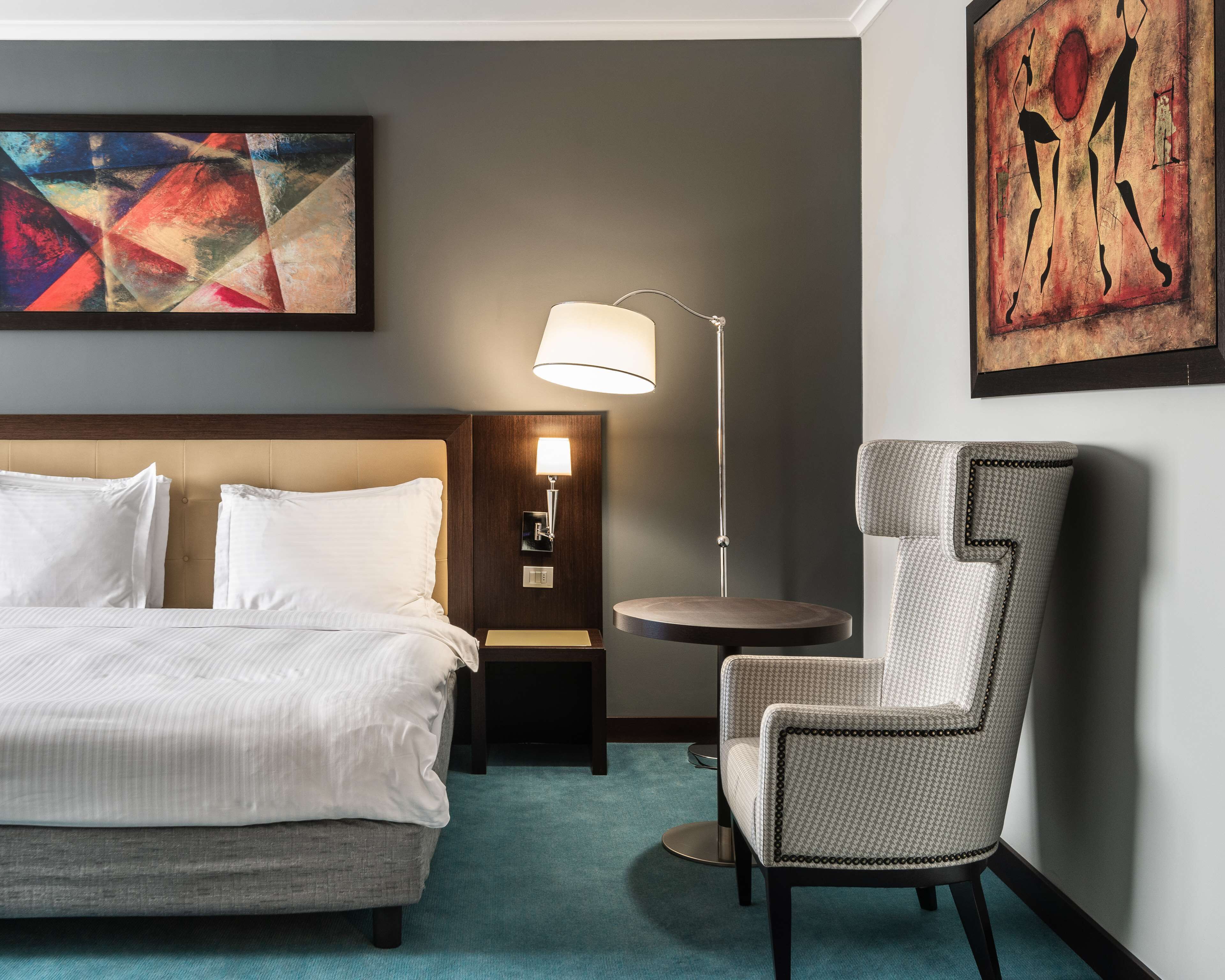 Caja fuerte, escritorio, cortinas opacas y sistema de insonorización