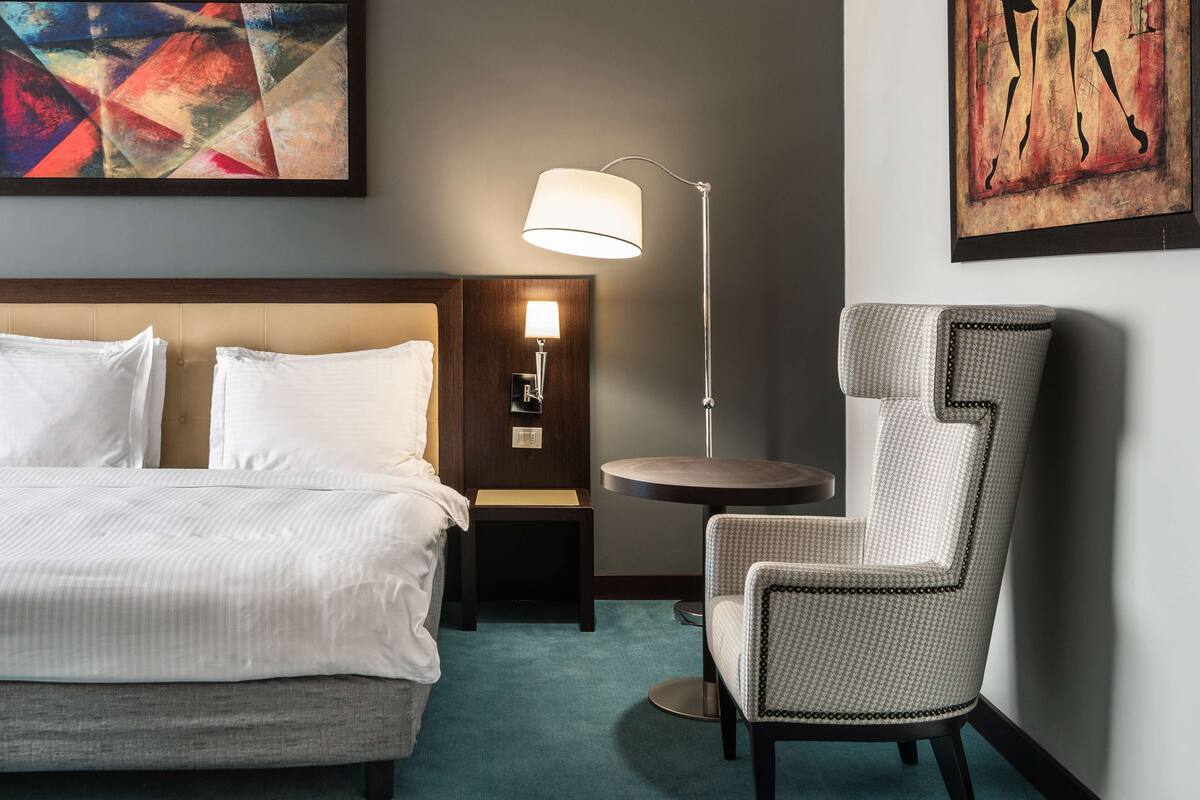 Caja fuerte, escritorio, cortinas opacas y sistema de insonorización