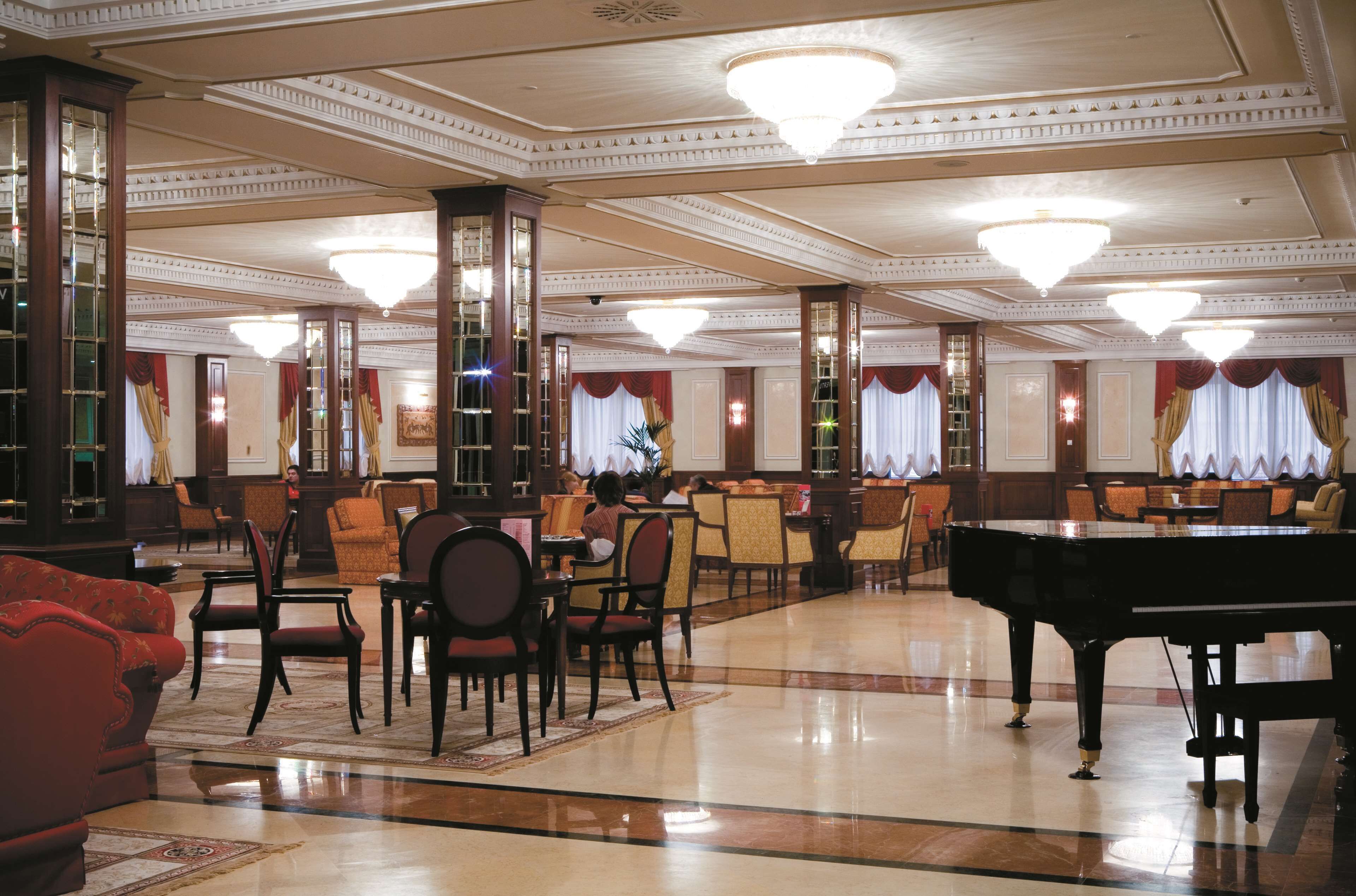 breakfast, lunch, dinner served; international cuisine