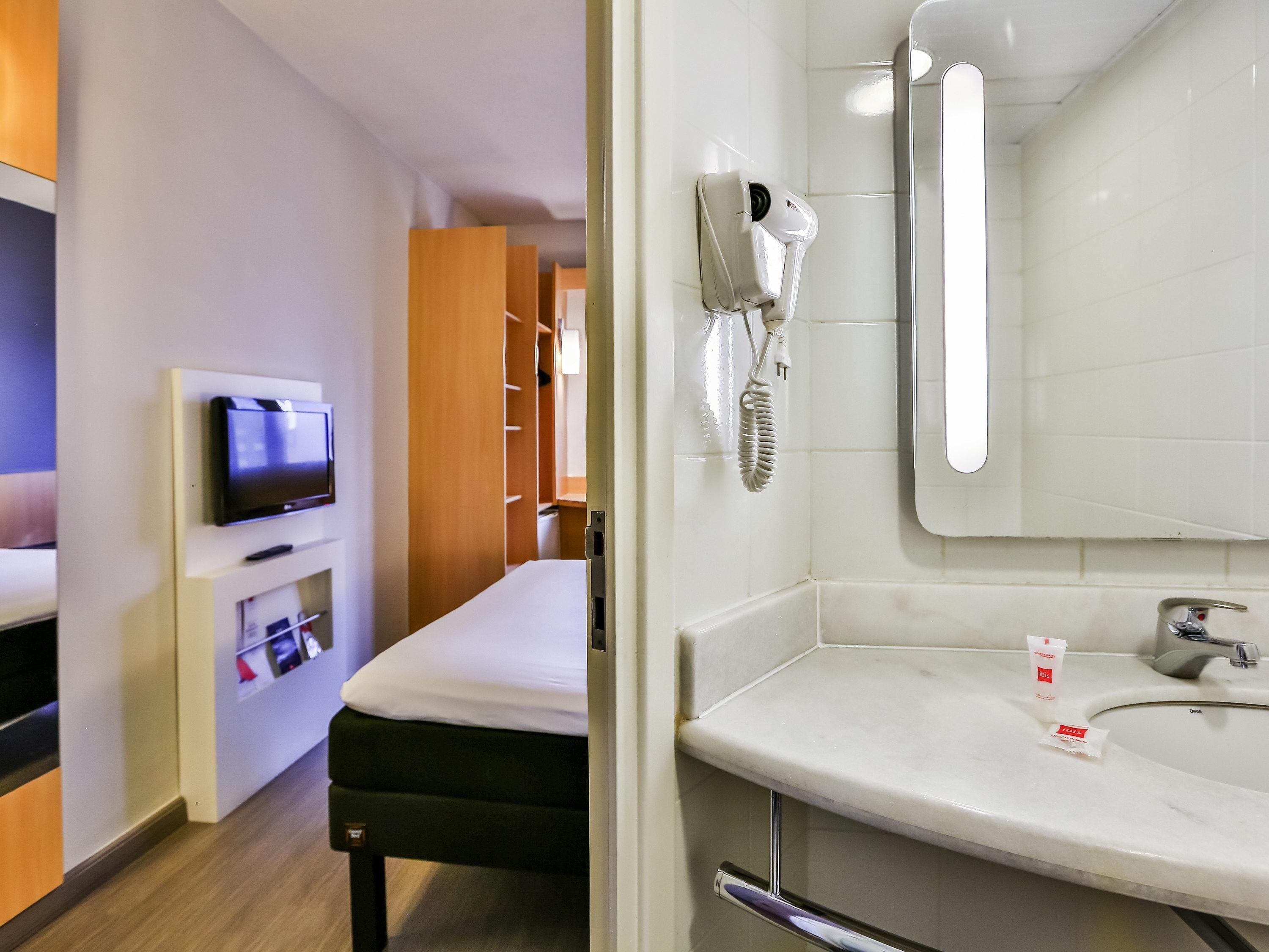 Standard Room, 1 Queen Bed | 1 bedroom, minibar, blackout curtains, soundproofing