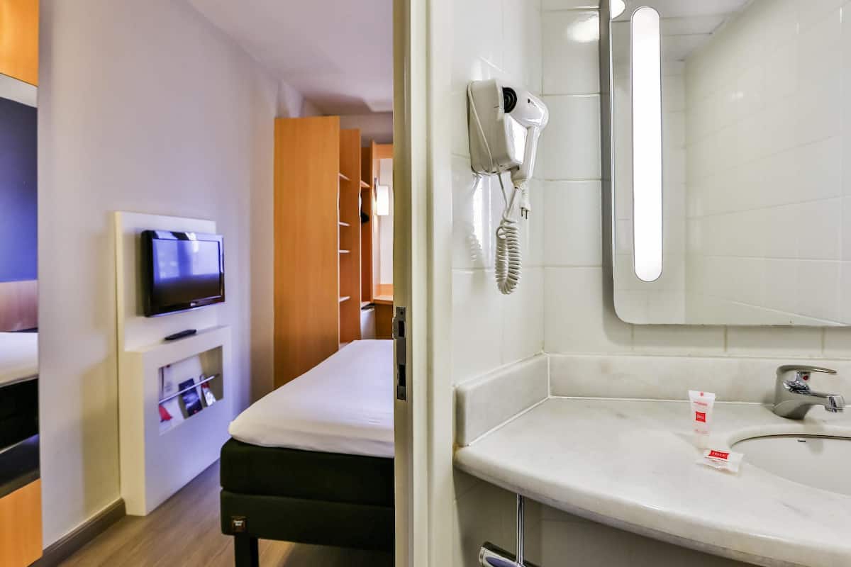 Chambre Standard, 1 grand lit | 1 chambre, minibar, rideaux occultants, chambres insonorisées