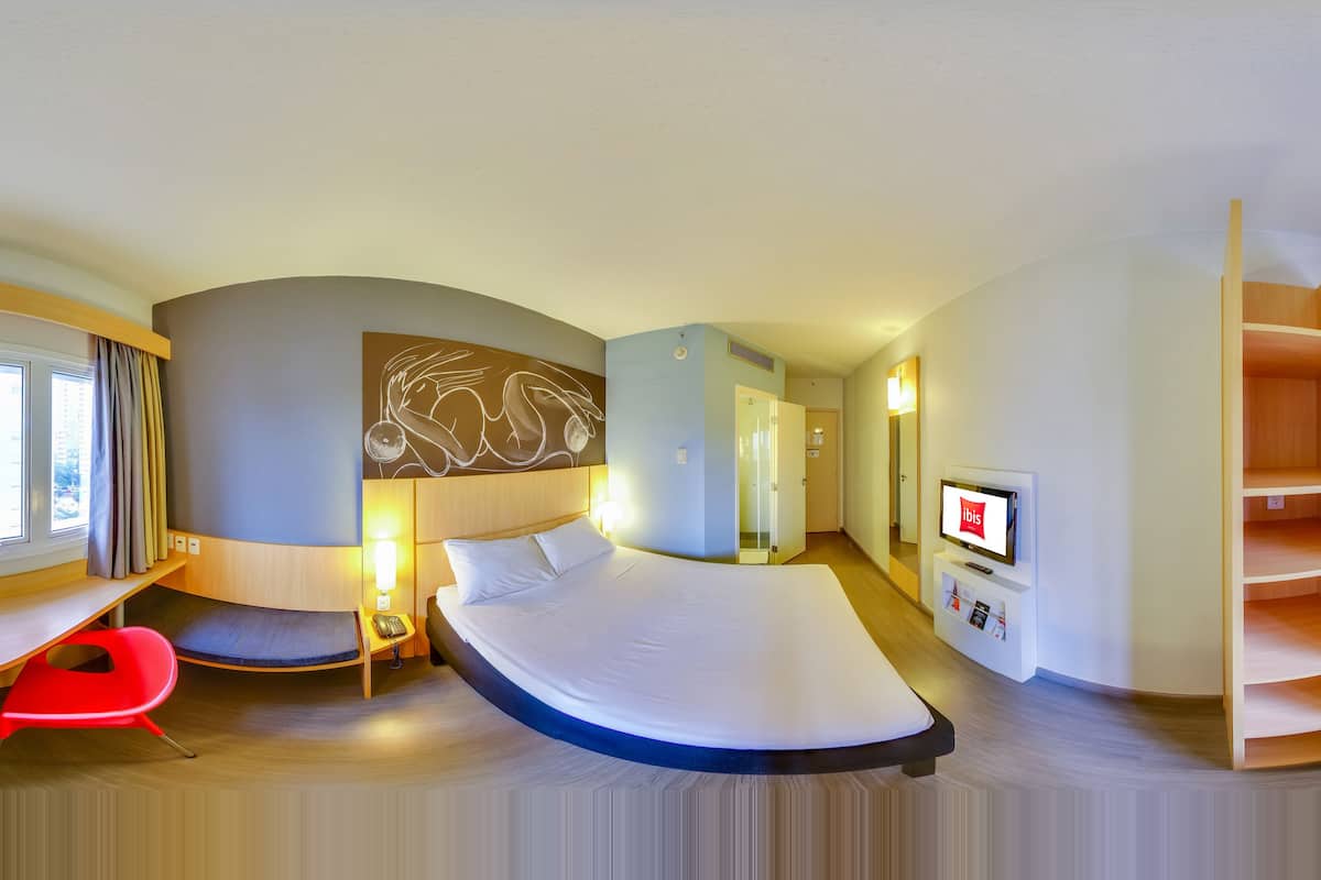 Standard Room, 1 Queen Bed | 1 bedroom, minibar, blackout curtains, soundproofing