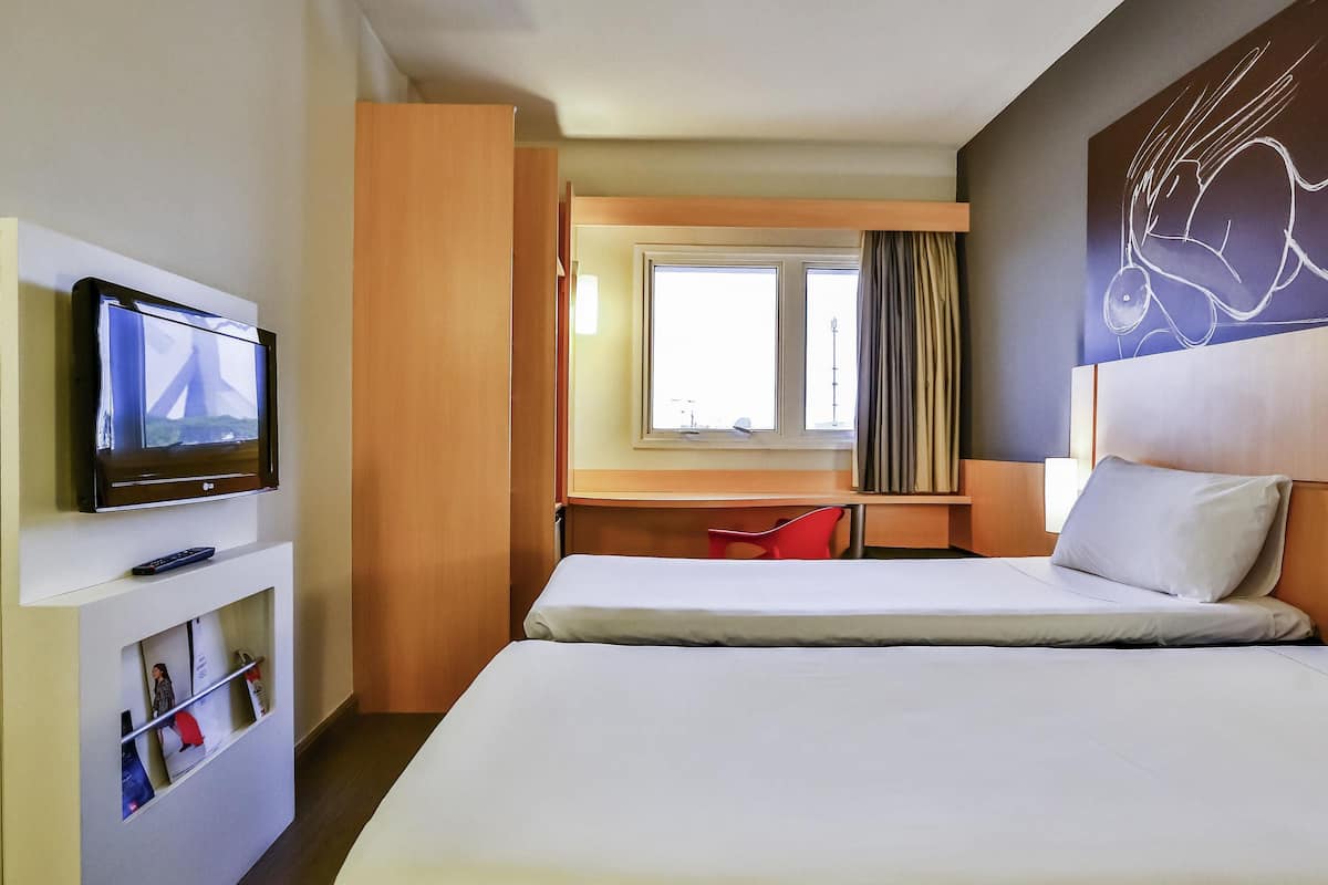 Standard Room, 2 Single Beds | 1 bedroom, minibar, blackout curtains, soundproofing