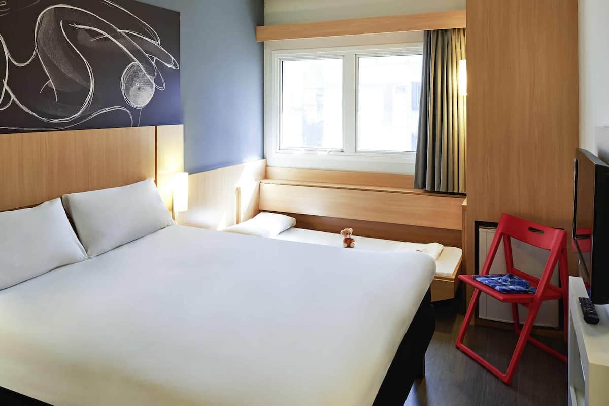 Standard Room, Multiple Beds | 1 bedroom, minibar, blackout curtains, soundproofing