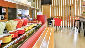 Daily buffet breakfast (BRL 49 per person)