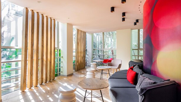 Un intérieur moderne avec un canapé, une table ronde et des lambris en bois.
