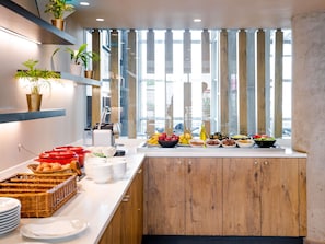 Petit déjeuner buffet (65 MAD par personne)