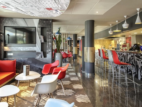 Bar (en la propiedad). ibis Cannes Mandelieu