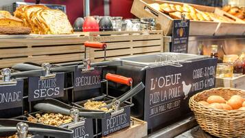 Tägliches Frühstücksbuffet (13 EUR pro Person)