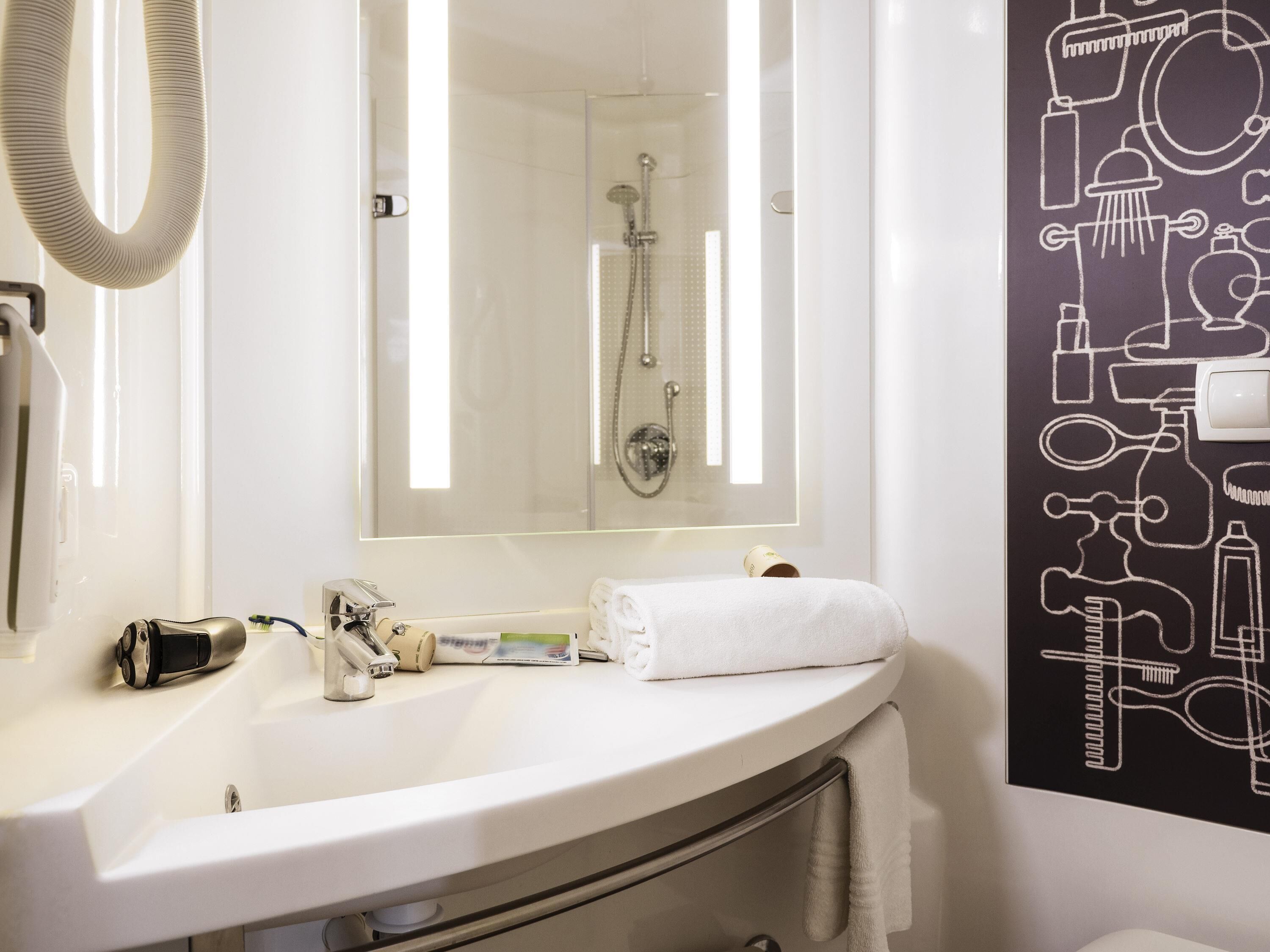 Standardzimmer, 2 Einzelbetten | Badezimmer | Dusche, umweltfreundliche Kosmetikartikel, Haartrockner, Handtücher