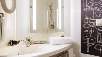 Standardzimmer, 2 Einzelbetten | Badezimmer | Dusche, umweltfreundliche Kosmetikartikel, Haartrockner, Handtücher