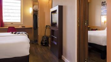 Standardzimmer, 1 Doppelbett | Zimmersafe, Schreibtisch, schallisolierte Zimmer, BĂŒgeleisen/BĂŒgelbrett