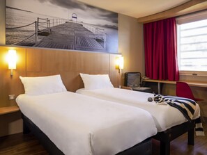 Standard Room, 2 Twin Beds | In-room safe, desk, soundproofing, iron/ironing board - ibis Cannes Mandelieu (Mandelieu-La-Napoule)