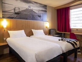 Chambre Standard, 2 lits une place | Coffres-forts dans les chambres, bureau, chambres insonorisées