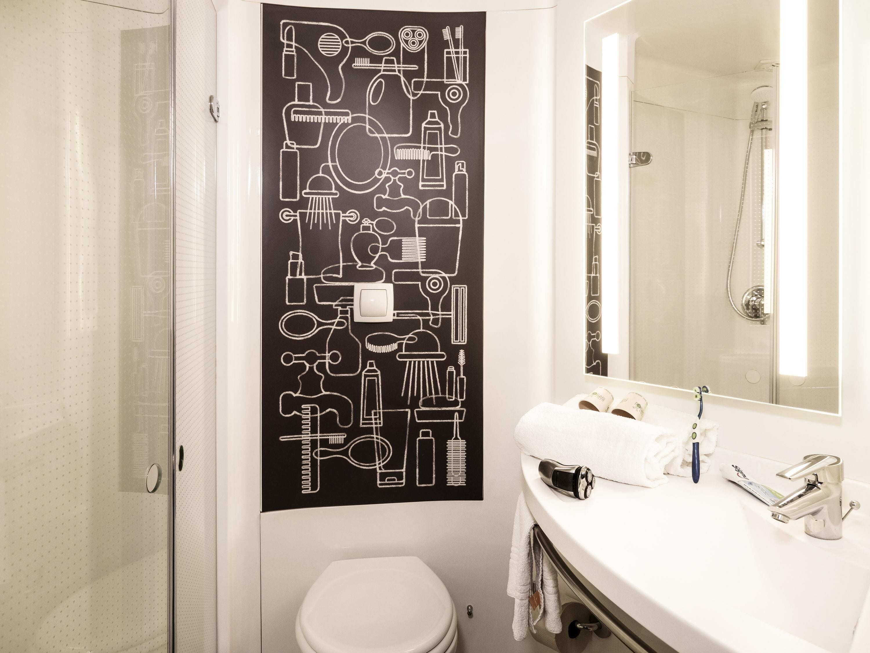 Douche, articles de toilette écologiques, séchoir à cheveux