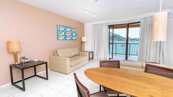 Suíte, vista para o oceano | Área de estar | TV LCD 32 polegadas com canais a cabo, TV, filmes pagos