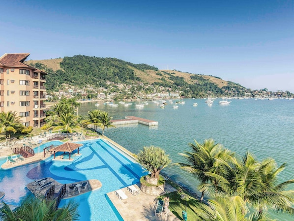 Innenpool, AuĂenpool, Sonnenschirme, LiegestĂŒhle